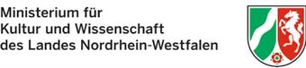 Links der Schriftzug in drei Zeilen "Ministerium für Kultur und Wissenschaft des Landes Nordrhein-Westfalen". Rechts das Wappen des Bundeslandes.